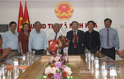Lãnh đạo tỉnh trao quyết định phê chuẩn chức vụ Phó Chủ tịch UBND thị xã Ninh Hòa 
